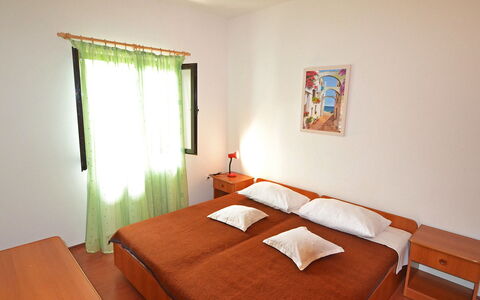 Luce: Schlafzimmer, Zimmer, Bett, Möbel, Eigentum, Bettdecke, Bettrahmen, Interior Design, Bedding, Wand