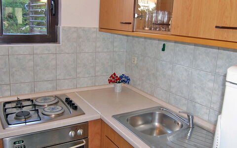 Vir 131: Eigentum, Countertop, Sinken, Zimmer, Küche, Cabinetry, Fliese, Spüle, Möbel, Grundeigentum