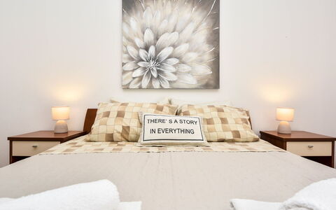 Vir 155: Schlafzimmer, Zimmer, Bett, Weiss, Möbel, Wand, Eigentum, Interior Design, Bettrahmen, Nachttisch