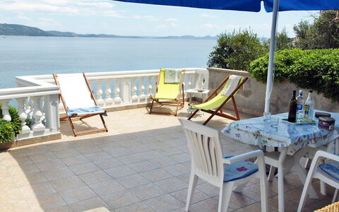 Mirta: Eigentum, Möbel, Haus, Tabelle, Grundeigentum, Gebäude, Zimmer, Terrasse, Wohnung, Urlaub