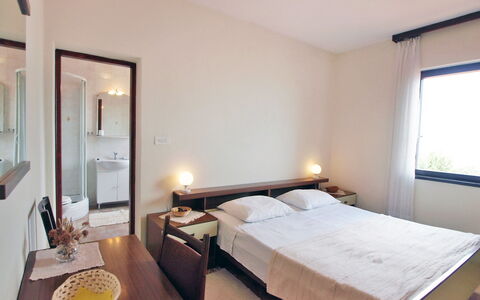 Mirta: Schlafzimmer, Bett, Zimmer, Möbel, Eigentum, Bettdecke, Bettrahmen, Interior Design, Matratze, Gebäude