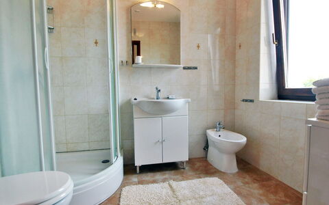 Mirta: Badezimmer, Eigentum, Zimmer, Fussboden, Fliese, Armatur, Interior Design, Wand, Gebäude, Badezimmerschrank