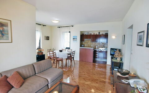 Mirta: Zimmer, Eigentum, Wohnzimmer, Gebäude, Möbel, Grundeigentum, Interior Design, Haus, Fussboden, Zuhause