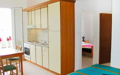 Zdenko 130.3: Möbel, Zimmer, Schrank, Eigentum, Bett, Interior Design, Cabinetry, Kleiderschrank, Gebäude, Tür