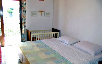 Zdenko 130.4: Schlafzimmer, Zimmer, Bett, Möbel, Eigentum, Bettdecke, Interior Design, Bettrahmen, Gebäude, Haus