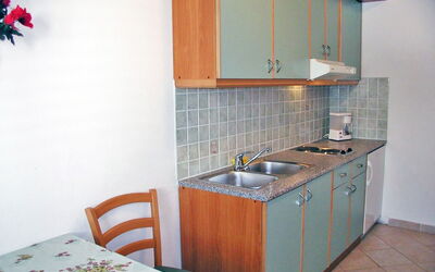 Zdenko 130.6: Zimmer, Eigentum, Möbel, Küche, Haus, Cabinetry, Gebäude, Grundeigentum, Interior Design, Fussboden