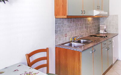 Zdenko 130.1: Cabinetry, Möbel, Countertop, Weiss, Spüle, Herd, Sinken, Küche, Tischdecke, Herd