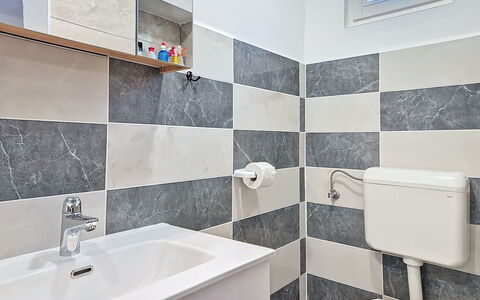 Marica: Armatur, Flooring, Fussboden, Badezimmer, Toilleten Sitz, Toilette, Interior Design, Fliese, Installation, Zapfhahn