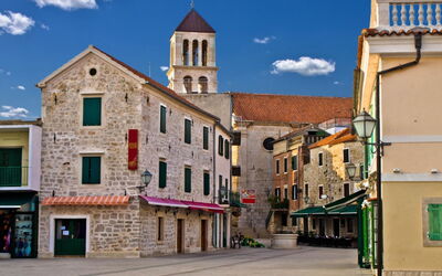 Vodice 160: \Stadt, Gebäude, Nachbarschaft, Eigentum, Die Architektur, Himmel, Wahrzeichen, Menschliche Siedlung, Wohngebiet, Haus