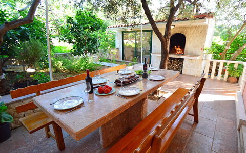Rogoznica Ražanj 510: Tabelle, Möbel, Pflanze, Holz, Gartenmöbel, Gebäude, Interior Design, Baum, Blumentopf, Holzbeize