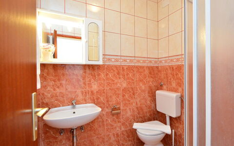 Rogoznica Ražanj 510: Badezimmer, Eigentum, Zimmer, Interior Design, Wand, Armatur, Fliese, Orange, Die Architektur, Toilette