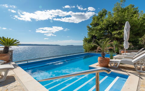 Trogir Okrug Gornji 320: Wasser, Himmel, Wolke, Pflanze, Eigentum, Schwimmbad, Gebäude, Azurblau, Baum, Gartenmöbel