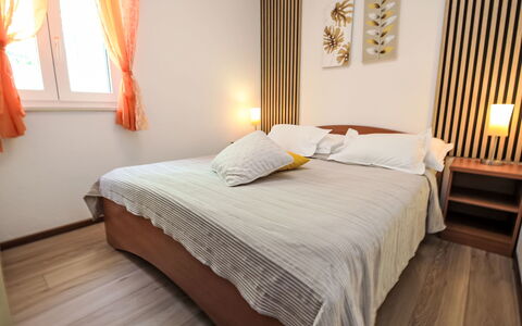 Trogir Okrug Gornji 330: Möbel, Interior Design, Bett, Schlafzimmer, Holz, Fussboden, Flooring, Bettdecke, Bedding, Linens