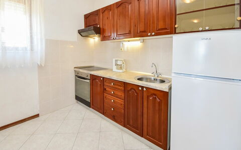 Trogir Okrug Gornji 340: Cabinetry, Countertop, Möbel, Sinken, Gebäude, Eigentum, Spüle, Zapfhahn, Küche, Schublade