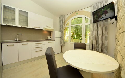 Orebić Viganj 100: Möbel, Cabinetry, Eigentum, Tabelle, Countertop, Stuhl, Gebäude, Holz, Schublade
