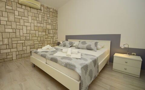 Orebić Viganj 100: Gebäude, Eigentum, Möbel, Cabinetry, Komfort, Schublade, Textil, Holz, Bettrahmen, Kommode