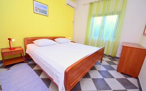 Katica: Schlafzimmer, Bett, Zimmer, Möbel, Bettdecke, Eigentum, Bettrahmen, Fussboden, Interior Design, Wand