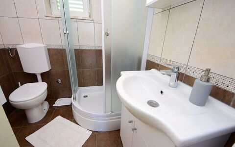 Katica: Badezimmer, Eigentum, Toilette, Zimmer, Armatur, Wand, Toilleten Sitz, Fussboden, Fliese, Interior Design