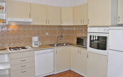 Katica: Zimmer, Eigentum, Küche, Cabinetry, Möbel, Countertop, Gebäude, Haus, Major Appliance, Grundeigentum