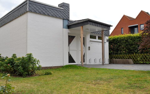 Rosengrund: Pflanze, Gebäude, Eigentum, Fenster, Himmel, Haus, Grundstueck, Baum, Gras, Hütte