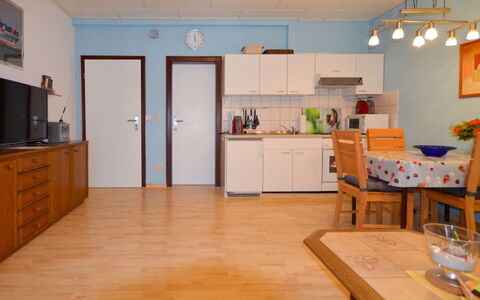 Windrose: Cabinetry, Tabelle, Eigentum, Möbel, Gebäude, Stuhl, Holz, Countertop, Küche, Haus