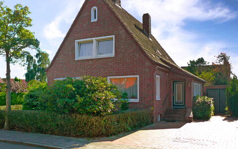 Kleen: Wolke, Himmel, Pflanze, Gebäude, Fenster, Haus, Blume, Baum, Grundstueck, Tür