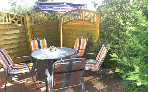 Kleen: Eigentum, Hinterhof, Möbel, Stuhl, Zimmer, Haus, Garten, Baum, Terrasse, Zuhause