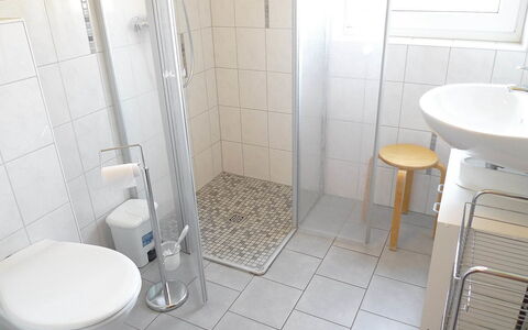 Norddeich 340: Badezimmer, Eigentum, Fliese, Zimmer, Toilette, Toilleten Sitz, Fussboden, Wand, Armatur, Bad Zubehör
