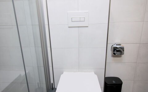 Norddeich 361: Toilette, Toilleten Sitz, Badezimmer, Lila, Holz, Flooring, Armatur, Installation