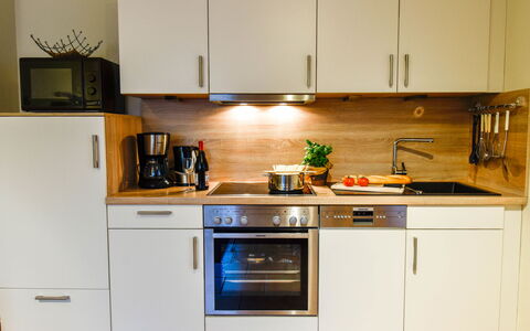 Norddeich 380: Cabinetry, Eigentum, Countertop, Küchengerät, Herd, Küche, Haushaltsgerät, Holz, Interior Design, Flooring