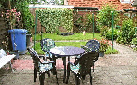 Schonerweg: Eigentum, Garten, Hinterhof, Haus, Garten, Terrasse, Tisch Im Freien, Hütte, Tabelle, Möbel
