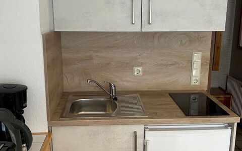 Norddeich 470: Cabinetry, Spüle, Küchengerät, Küche, Holz, Herd, Countertop, Haushaltsgerät, Zapfhahn