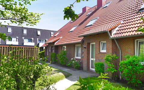 Norddeich 470: Pflanze, Gebäude, Fenster, Himmel, Haus, Vegetation, Die Architektur, Grundstueck, Baum, Hütte