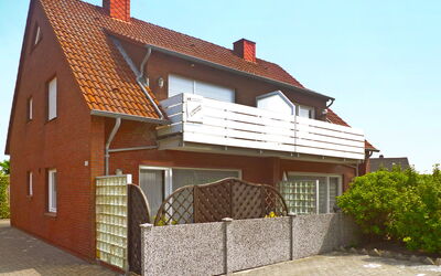 Norddeich 553: Gebäude, Himmel, Eigentum, Pflanze, Haus, Fenster, Holz, Abstellgleis, Hütte, Fassade