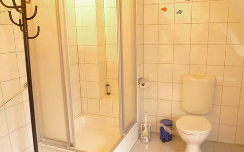 Natur Pur am Nordseedeich: Eigentum, Badezimmer, Zimmer, Fliese, Armatur, Die Architektur, Tür, Duschtür, Grundeigentum, Interior Design