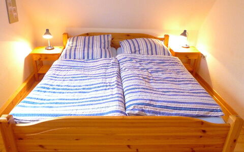 Natur Pur am Nordseedeich: Schlafzimmer, Bett, Möbel, Zimmer, Bettrahmen, Bettdecke, Bedding, Hartholz, Komfort, Matratze