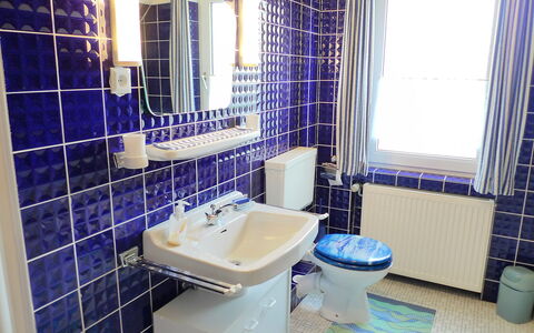 Bentweg: Badezimmer, Eigentum, Zimmer, Fliese, Lila, Interior Design, Grundeigentum, Die Architektur, Gebäude, Armatur