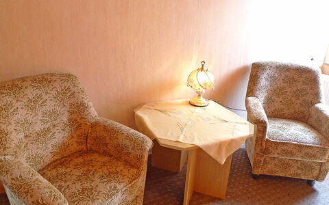 Bentweg: Zimmer, Möbel, Eigentum, Wohnzimmer, Tabelle, Interior Design, Stuhl, Komfort, Grundeigentum, Couch