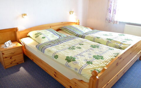 Bentweg: Bett, Schlafzimmer, Möbel, Bettdecke, Matratze, Zimmer, Bettrahmen, Bedding, Eigentum, Interior Design