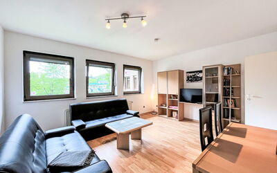 Ferienapartments Adenau 160.3: Couch, Eigentum, Möbel, Tabelle, Wohnzimmer, Interior Design, Holz, Komfort, Flooring, Fussboden
