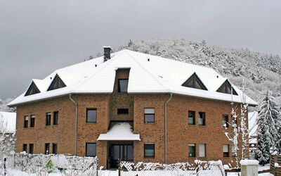 Adenau 160: Himmel, Schnee, Gebäude, Eigentum, Fenster, Pflanze, Haus, Wolke, Steigung, Tür