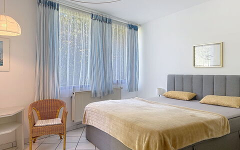 Appartement A12: Bett, Möbel, Interior Design, Schlafzimmer, Bedding, Wand, Bettdecke, Fussboden, Flooring, Holz