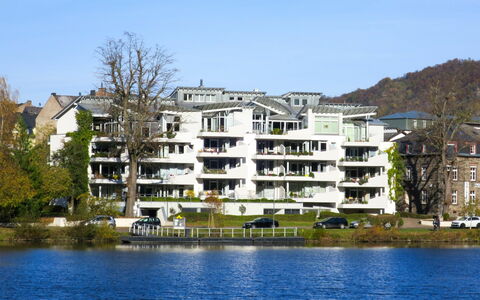 Appartement A12: Wasser, Gebäude, Himmel, Pflanze, Daytime, Eigentum, Fenster, Azurblau, Baum, See
