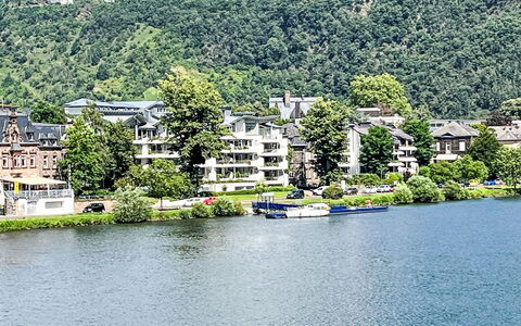 Appartement A12: Wasser, Gebäude, Pflanze, Natürliche Landschaft, Himmel, See, Wolke, Vegetation, Haus, Hochland