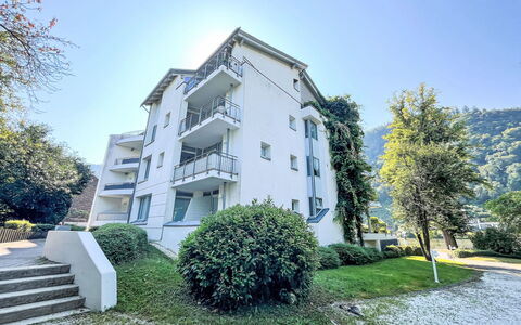 Appartement A12: Pflanze, Himmel, Gebäude, Fenster, Baum, Grundstueck, Urban Design, Treppe, Gras, Grundeigentum