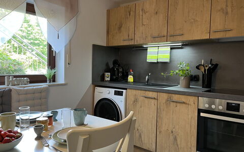 Hartmann im Odenwald: Cabinetry, Eigentum, Countertop, Spüle, Herd, Sinken, Interior Design, Küchengerät, Holz, Fenster