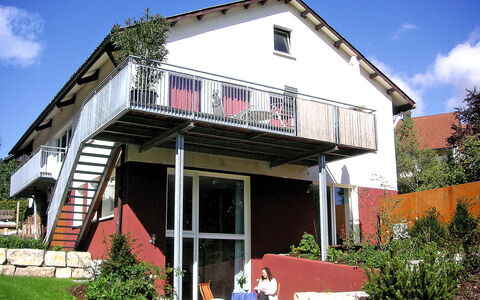 Rosengarten: Pflanze, Himmel, Gebäude, Wolke, Eigentum, Fenster, Haus, Veranda, Grundstueck, Wohngebiet