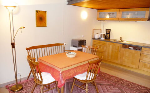 Rosengarten: Tabelle, Möbel, Eigentum, Cabinetry, Stuhl, Bilderrahmen, Geschirr, Holz, Beleuchtung, Interior Design