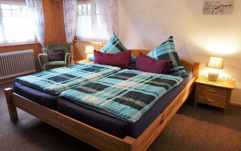 Haus Schwärzel: Schlafzimmer, Möbel, Bett, Zimmer, Bettdecke, Eigentum, Bettrahmen, Matratze, Interior Design, Bedding