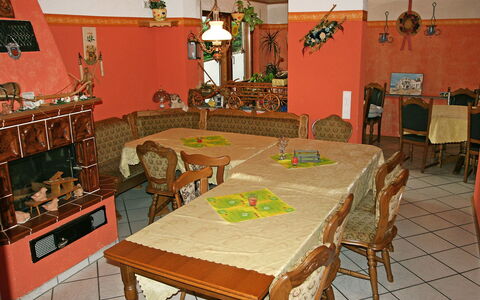 Pension Himmelsbach: Tabelle, Möbel, Stuhl, Zimmerpflanze, Beleuchtung, Interior Design, Gebäude, Pflanze, Dekoration, Wohnzimmer
